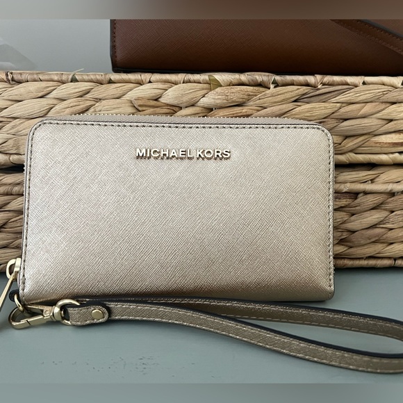 Michael Kors Wallet/Wristlet - Picture 1 of 7